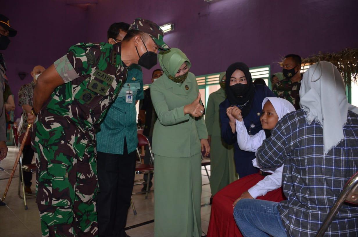 Danrem 073/Makutarama Tinjau Vaksinasi Anak Untuk Usia 6 - 11 Tahun  Di Kabupaten Demak